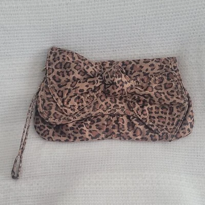 monedero clutch estampado leopardo Foto 1 de 4