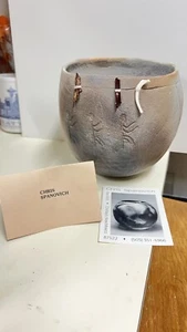 JARRÓN DE CERÁMICA ARTÍSTICA DE ADOBE CHRIS SPANOVICH NUEVO MÉXICO Aserrín Estilo Petroglifo - Imagen 1 de 12