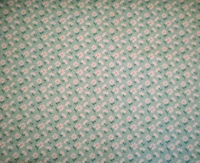 Tela de edredón por media yarda pequeña blanca floral sobre verde azulado claro/verde algodón premium Foto 1 de 2