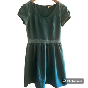 Pins and Needles by Anthropologie Damen Smaragd Spitze Cutout A-Linie Kleid Gr. 2 - Bild 1 von 9