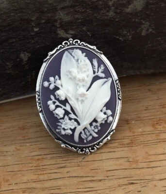 Broche Prendedor Camafeo Flor Lirio del Valle, Blanco sobre Púrpura, Plata Antigua De Colección Foto 1 de 4