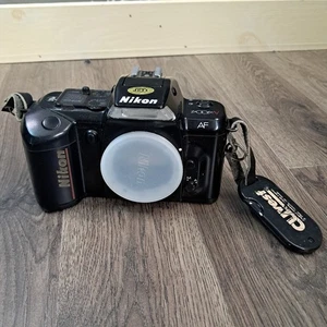 Cámara de enfoque automático Nikon N4004 AF SLR 35 mm película cuerpo de cámara vintage solo PROBADO - Imagen 1 de 7