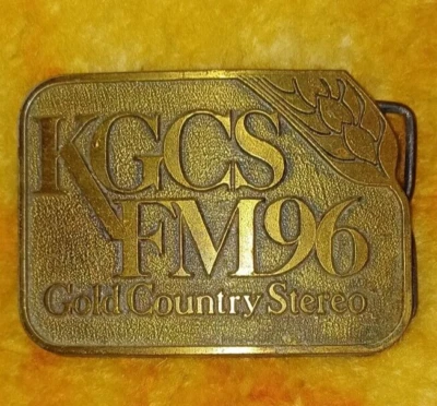 QL23117 ВИНТАЖНЫЙ 1970-х ** KGCS FM96 золотой страны ** музыкальная радиостанция ремень пряжка - Изображение 1 из 2