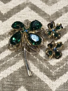VINTAGE GOLDFARBENE 4-BLÄTTRIGE KLEEBLATT BROSCHE mit GRÜNEN STEINEN und PASSENDEN OHRRINGEN - Bild 1 von 7