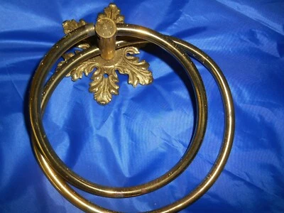 Toallero de latón dorado doble anillo con flor de lis montaje en pared seminuevo Foto 1 de 4