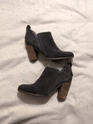 Botín Vince Camuto Francia, Gamuza Gris Oscuro, Mujer Talla 7.5 LEER Foto 1 de 4