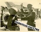F8 Foto Westfront WH Spaßbild deut. Soldat mit Bajonett engl. Tommy  Stahlhelm