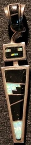 Colgante de plata de ley de ónix y ópalo - Calvin Begay - 2 3/8" x 1/2" - Imagen 1 de 2