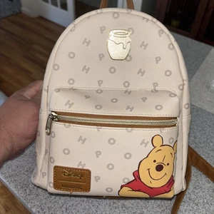 Neu Loungefly Disney Winnie Puuh Buchstaben Mini Rucksack Neu mit Etikett - Bild 1 von 6