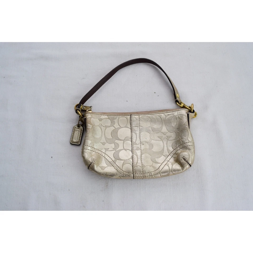Bolso Muñequera Coach Signature C Monograma Cuero Metálico Dorado Tostado Foto 1 de 4