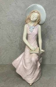 Statuina porcellana Nadal 13 pollici design pensionato signora che tiene libro e fiori ottime condizioni - Foto 1 di 18