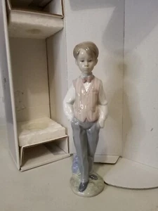 Lladro Porcelain Figurine #6187 Dapper European Boy in Original Vintage Box - Picture 1 of 14