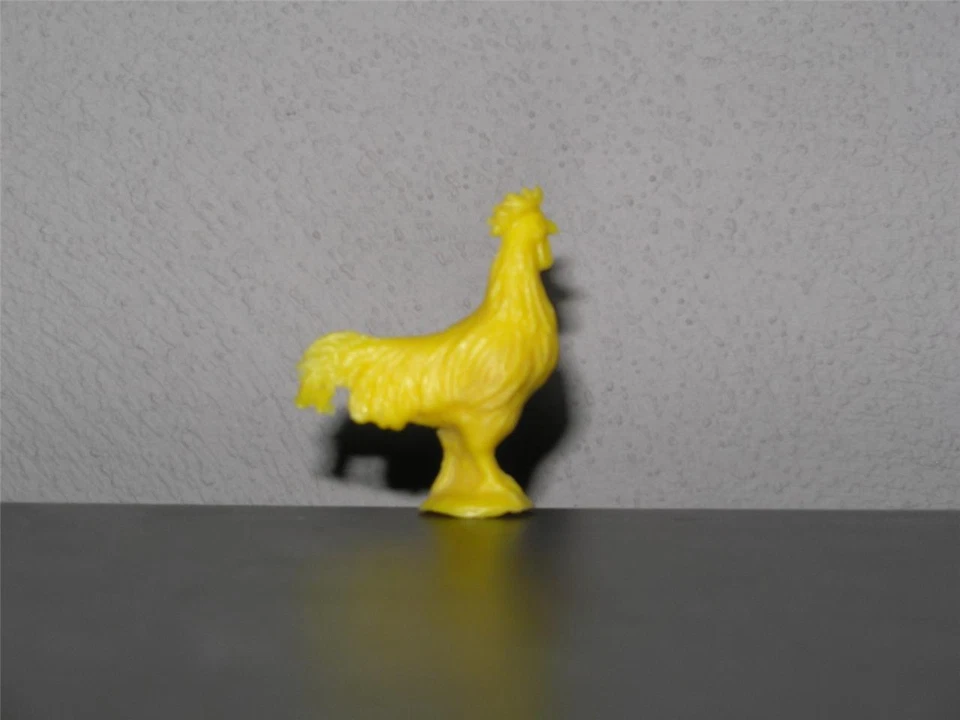 Gallo MPC.  Plástico amarillo (años 60) Foto 1 de 1