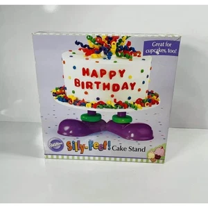 2007 Wilton SILLY FEET KUCHEN & CUPCAKE 10" WEISSER TELLER LILA FÜSSE HALTER NEU IM KARTON - Bild 1 von 2
