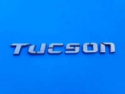 05 06 07 08 09 HYUNDAI TUCSON TAPA MALETERO TRASERO CROMO EMBLEMA LOGOTIPO INSIGNIA OEM (2007) Foto 1 de 3