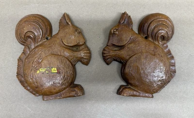 VTG Rustic Pressed Wood Squirrels Plaques Wall Hangings - Image 1 of 4