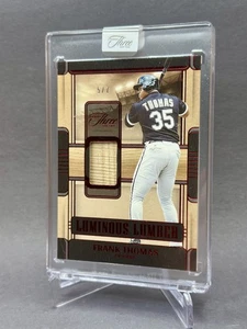 Frank Thomas #/7 Bat Patch FOTL Rosso 2025 Panini Tre e Due Luminosi Legname - Foto 1 di 2