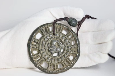 Auténtico antiguo thokcha tibetano que muestra bestia mítica agachada en el centro Foto 1 de 4