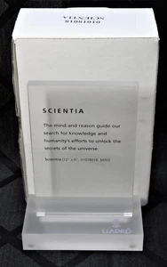 Placa de exhibición de tienda Lladro con inserto de escultura Scientia - Imagen 1 de 3