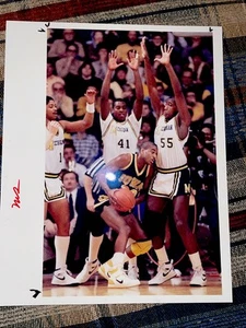 1987 GLEN RICE NCAA BASKETBALL TYPE 1 PHOTO MICHIGAN IOWA NBA MARK HUGHES ABA - Picture 1 of 6