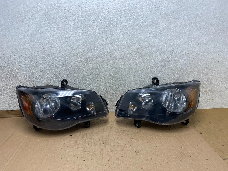 Faros laterales izquierdo+derecho Chrysler Town and Country 2008 a 2016 U8847 DW Foto 1 de 4