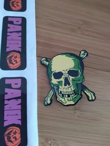 Skull and Cross Bones Enamel Pin - Picture 1 of 2