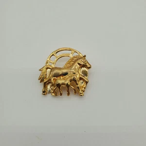 Mother and Foal Gold Tone Horse Pin Against Horse Shoe - Picture 1 of 7