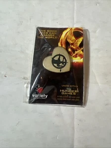 Variety The Children's Hospital Hunger Games Gold Heart Pin 2015 Lions Gate Inc. - Bild 1 von 2