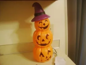 Decoración de Halloween Triple Calabaza Sombrero de Bruja Iluminar Coleccionable Molde Soplado! - Imagen 1 de 7