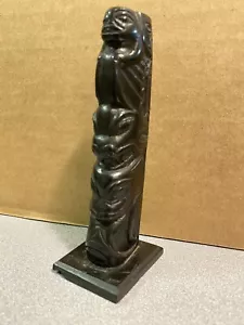 1943 Palo totem Totem Nativo della costa nord-occidentale Haida Intagliato Argillite 3 Fig Firmato DMF - Foto 1 di 10
