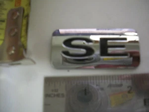SE BLACK LETTERS EMBLEM BAGDE CHROME OEM ORIGINAL - Imagen 1 de 1