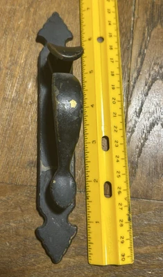 Manija de cajón vertical de latón vintage de 7" con motivo de punta de flecha Foto 1 de 4