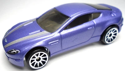 Coche Hot Wheels Exotics Aston Martin V8 Vantage 2014 púrpura fundido a presión 1:64 2 5/8" Foto 1 de 4