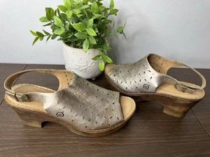 Born Gold Leather Wedge Size 9 Peep Toe Laser Cut Slingback - Imagen 1 de 14