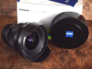 Zeiss ZE 15mm f/2.8 T* Distagon Objektiv für Canon - fast neuwertig - Bild 1 von 9
