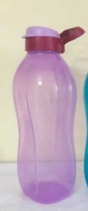 Botella de agua Tupperware 2 L tapa abatible sello lila púrpura + mango nuevo - Imagen 1 de 2