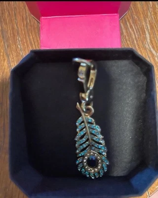 Lote de 3 Dijes Pulsera Juicy Couture Pavo Real Saltamontes + Pluma de Pavo Real Nueva con Etiquetas Foto 1 de 4