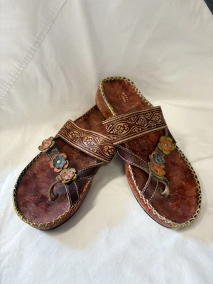 Spring Step red floral braided one toe strap sandals-40/9 - Image 1 of 4