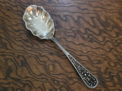 Watson & Newell Co. ~ Cuchara para servir pequeña ~ Plata de ley ~ Patrón de filigrana Foto 1 de 4