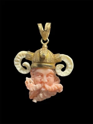 Ciondolo volto vichingo in argento e corallo rosa naturale - Immagine 1 di 4