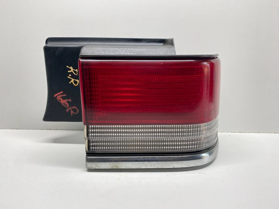 Luz trasera derecha PLYMOUTH ACCLAIM 1992-95 QTR montada en panel OEM, 166-01616 Foto 1 de 4