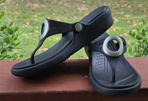 Sandalias sin cordones de cuña CROCS Sanrah para mujer negras plateadas talla 8 cómodas para la playa - Imagen 1 de 15