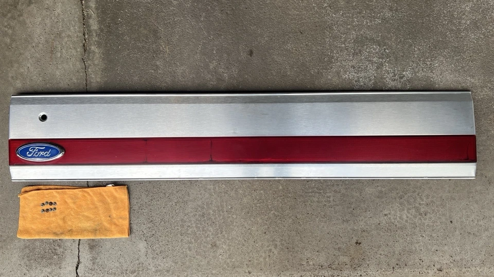 1987-1991 Ford Bronco Tailgate Trim Panel Original OEM FomoCo - Изображение 1 из 4