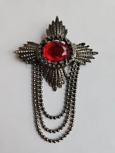 De colección. "Cruz maltesa tono plata con cadenas broche prendedor estrás rojo 3"" X 2,5""" - Imagen 1 de 5