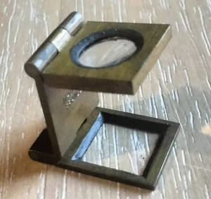 Lupa plegable francesa vintage de latón - hallazgo raro - Imagen 1 de 15