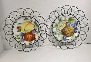 2er Set Vintage 6" Obstteller handbemalt Blumen in einem 9 1/2" Drahtrahmen MCM - Bild 1 von 12