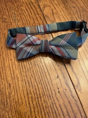 Correa ajustable a cuadros con pajarita para niños Izod Foto 1 de 3