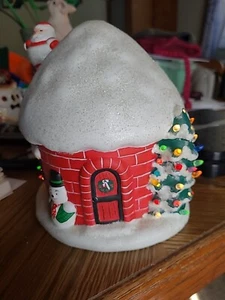 Casa iluminada multicolor cerámica vintage con muñeco de nieve Papá Noel en chimenea - Imagen 1 de 9
