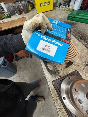 BOMBA DE AGUA TRW FP1499 NUEVA 9W. Foto 1 de 4