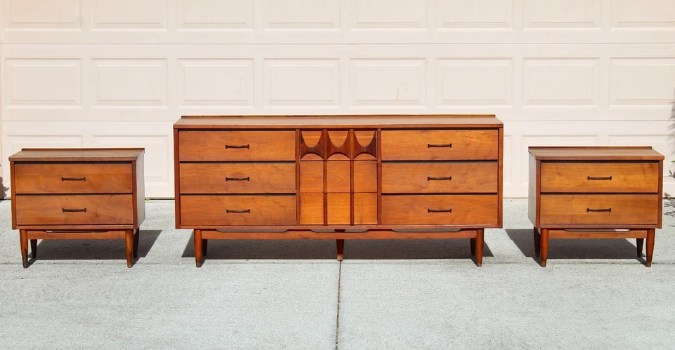 Kent Coffey Perspecta Estilo Mid-Century Nogal y Cómoda, Mesitas de Noche y HB, 4 piezas Foto 1 de 4